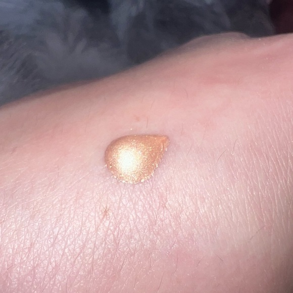 ⭐️LYS⭐️Aim High, Multi-use Liquid Highlighter in shade Brave⭐️ - Picture 5 of 9